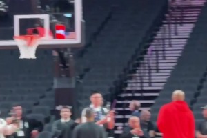 楊瀚森賽前投籃熱身練習(xí)中投，手感還是很柔和的！