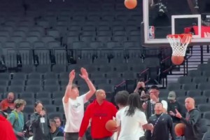 籃下終結(jié)得把握住呀！楊瀚森賽前熱身練習(xí)勾手！