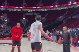 楊瀚森賽前的護(hù)框練習(xí)起作用了！今天上場(chǎng)送了兩記大帽！