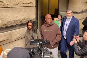 看上去很淡定！比盧普斯身穿運(yùn)動(dòng)連帽衫離開(kāi)法院