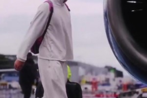 開拓者開啟三連客之旅！楊瀚森背著小粉書包登機(jī)，看來是真喜歡！