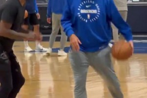 兩個(gè)歷史級控衛(wèi)！基德在訓(xùn)練中推土機(jī)背打歐文，滿滿的都是歡樂！