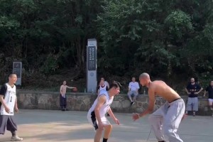 文班休賽期赤膊上身在少林寺打球，這身體誰看了不震撼？