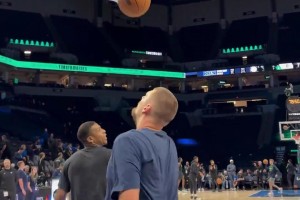 約基奇居然玩起了左手扣籃！估計(jì)是他今天跳最高的一次了！