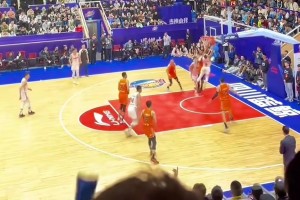 身高175的馬蘭維爾在CBA秀翻了，防守人伸腳也攔不住