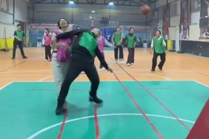 野球場(chǎng)小姐姐直接抱摔大哥，這真的不是AI生成的嗎??????