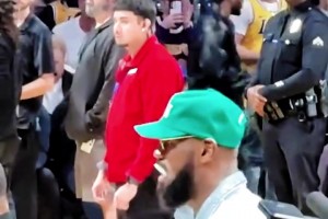 小小的不自律！老詹觀賽有點(diǎn)無(wú)聊，吃起了棒棒糖