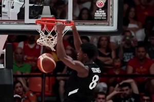 身體素質(zhì)炸裂！探花埃奇庫(kù)姆效力巴哈馬男籃隔扣隊(duì)友圓臉登??