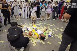 毫無底線可言！網(wǎng)友拍到漫展有人惡意躺地cos科比……