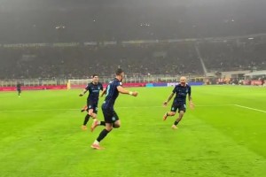 太絲滑！梅阿查實(shí)拍：連主帥齊沃都加入到蘇西奇處子球的慶祝行列