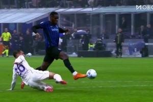 國(guó)米3-0鎖定勝局！維蒂犯規(guī)送點(diǎn)+染紅！恰爾汗奧盧點(diǎn)射破門雙響