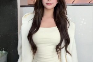 椰子淺跳一下手勢(shì)舞 戴上眼鏡年輕似學(xué)生??