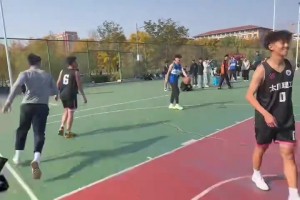 黑隊(duì)：不是哥們，什么小比賽你就戰(zhàn)斧劈扣??？