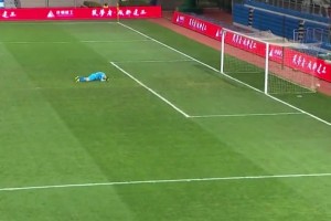 ??是演還是確實菜？國內(nèi)門將離譜失誤丟球時刻！我要笑出淚了！