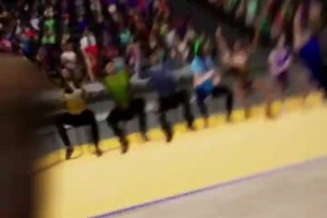 抽象了！一位賣車女主播 通過穿庫里球衣奇葩運球吸引流量??