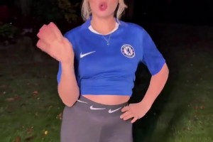 切爾西成人女星球迷嘲諷熱刺球員：明天準(zhǔn)備把XX撐大??