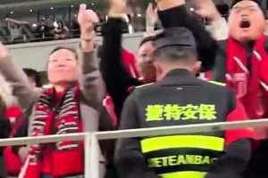 和球迷發(fā)生沖突！成都蓉城球員硬剛球迷：輸球又怎么樣啊??！