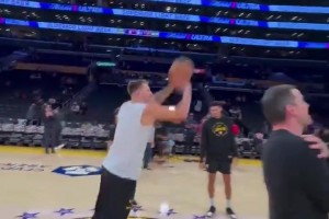 哪有軍訓教官的??東契奇賽前飆中圈三分，助教們俯臥撐愿賭服輸