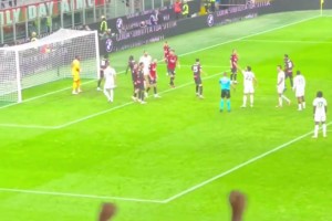 全場沸騰！現(xiàn)場球迷拍攝邁尼昂神勇?lián)涑龅习屠c球！