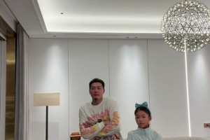 父女互動！王大雷社媒發(fā)布與女兒一起跳舞，調(diào)侃道：一點天賦沒有