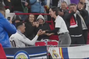 一位皇馬球迷在安菲爾德球場(chǎng)向女友求婚，女友答應(yīng)了 ??