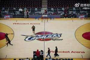 巧合嗎？獨(dú)行俠經(jīng)理Nico給球迷簽名，偏偏漏掉了身穿東契奇球衣的那位