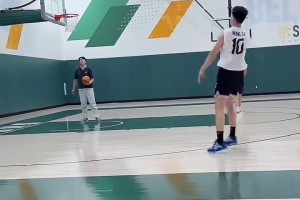 這跳投姿勢(shì)怎么樣？王俊杰NCAA首秀賽后晚上加練投籃！