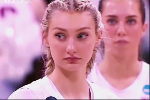 妥妥的校園女神啊！庫里教妹布林克大學(xué)時(shí)期精彩集錦！