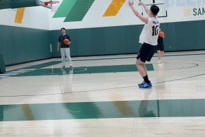 王俊杰晚上加練投籃！這投籃目前中國(guó)男籃球員的天花板了吧？