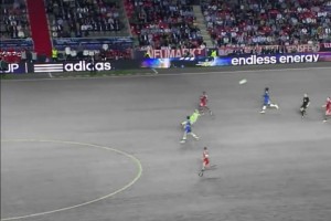 ??游戲都不敢這么玩！諾伊爾出擊到對(duì)手半場(chǎng)頭球解圍！