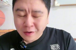 大史：今天雷迪克做的沒毛病，打不過就早早投降，免得消耗東契奇