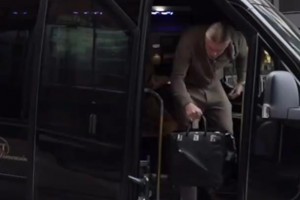 要進世界杯了？哈蘭德鮑勃等球員此前抵達挪威隊的視頻！