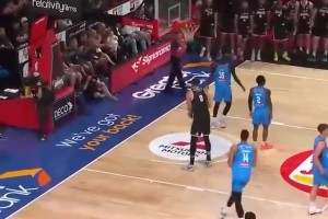 現(xiàn)在都胖成啥樣了！濃眉剛到湖人的時候，這個體型多完美??！