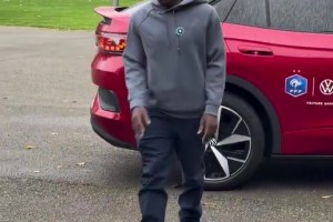 金錢和名望對他毫無影響！一身樸素的坎特抵達(dá)國家隊報道