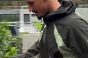 不愧是時(shí)尚之都！法國此前的抵達(dá)視頻！誰的穿搭最有型？